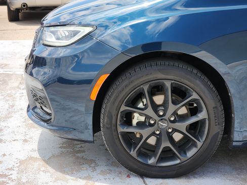 Used 2025 Chrysler Pacifica Limited FWD image 9