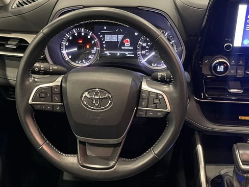 Used 2023 Toyota Highlander XLE AWD/4WD image 19