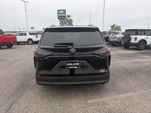 Used 2024 Toyota Sienna XLE FWD image 4