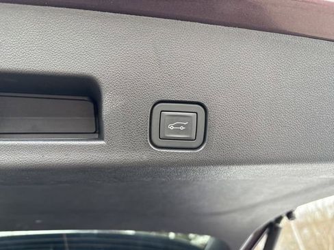 Used 2024 Chevrolet Traverse RS image 28