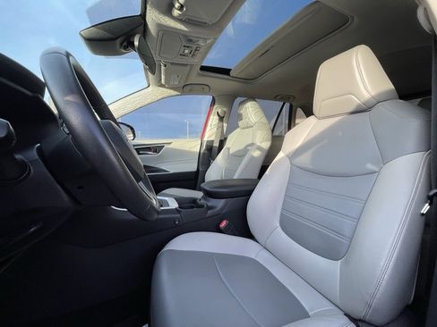 Used 2021 Toyota RAV4 XLE Premium image 19