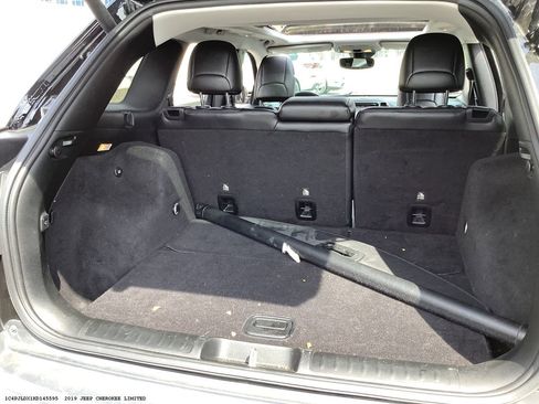 Used 2019 Jeep Cherokee Limited w/ Luxury Group FWD image 14