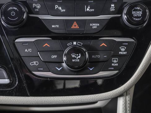 Used 2022 Chrysler Pacifica Limited image 33