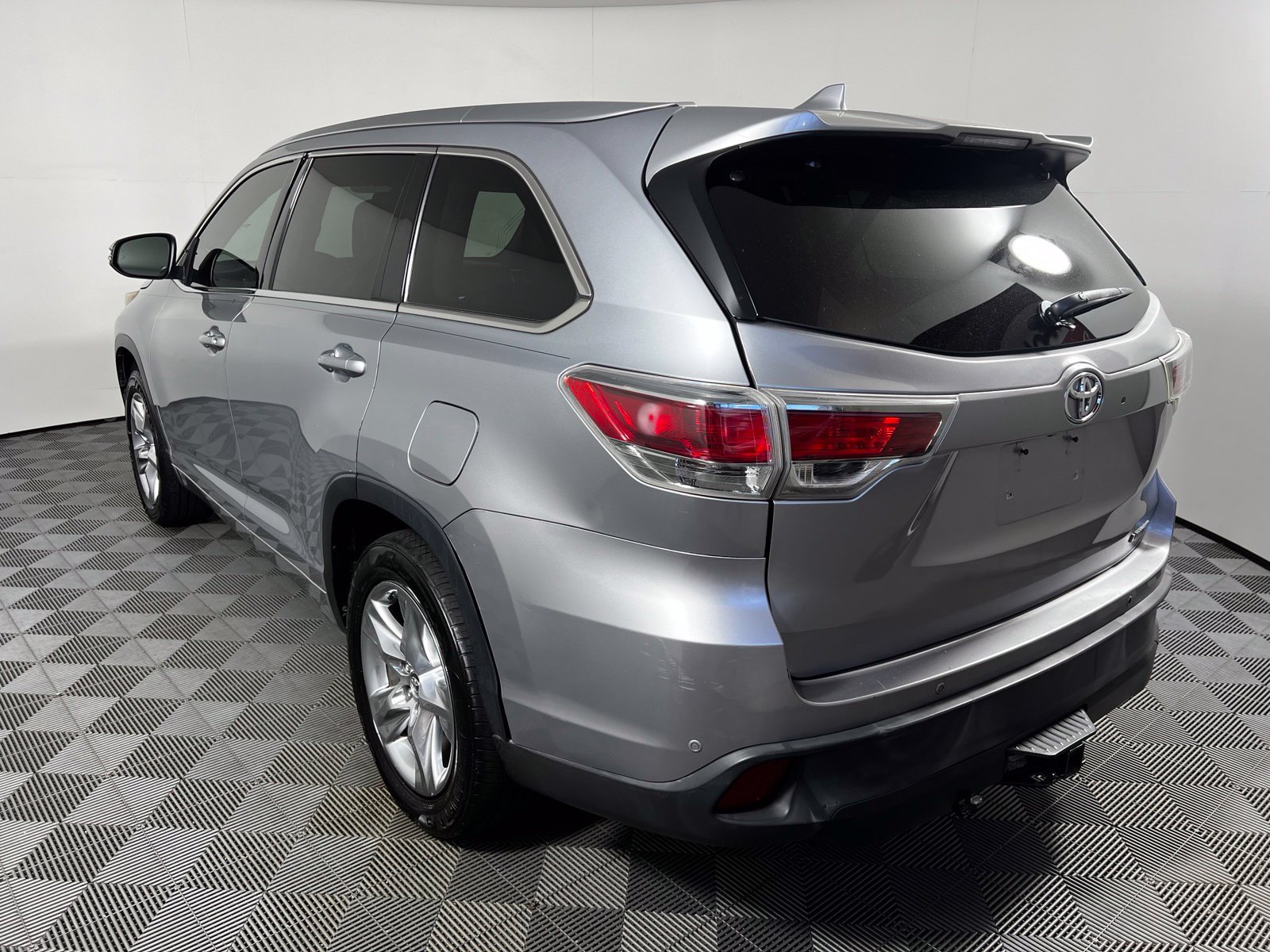 Used 2016 Toyota Highlander Limited w/ Four Season Floor Mat Package FWD image 7