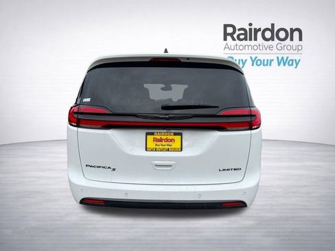 Used 2025 Chrysler Pacifica Limited FWD image 6