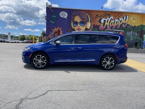 Used 2021 Chrysler Pacifica Pinnacle AWD/4WD image 2
