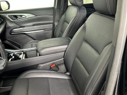 Used 2025 Chevrolet Traverse LT image 12