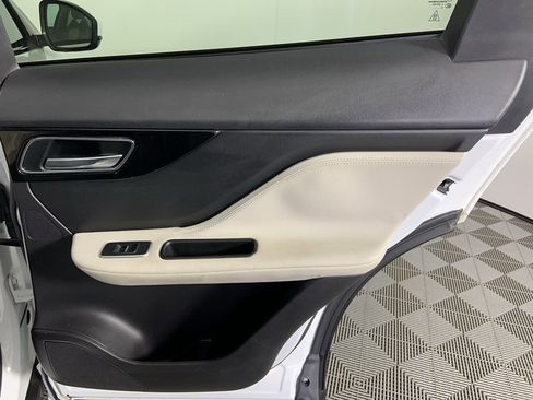 Used 2017 Jaguar F-PACE R-Sport image 28