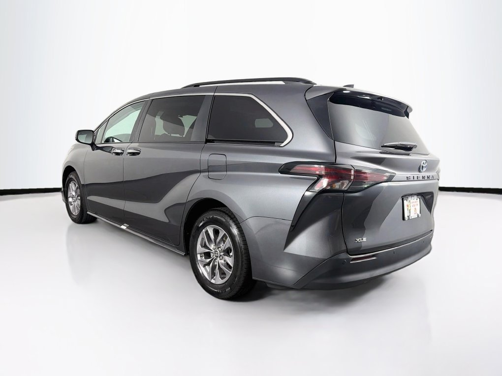 Used 2025 Toyota Sienna XLE FWD image 7