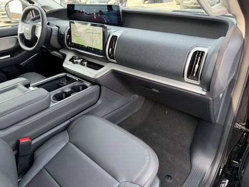 New 2025 Ford Expedition Active image 43