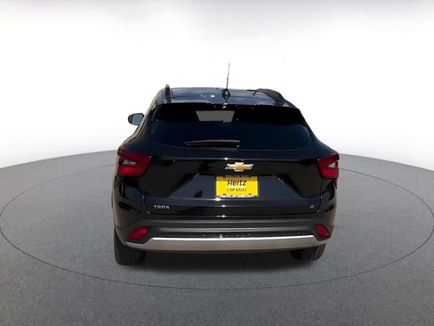 Used 2025 Chevrolet Trax LT FWD image 12