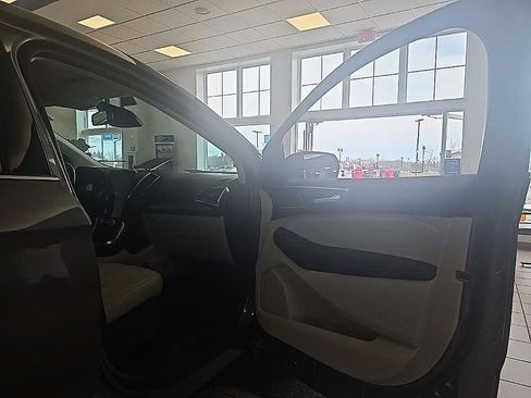 Used 2023 Ford Edge Titanium image 37