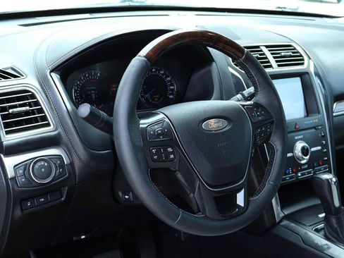 Used 2019 Ford Explorer Platinum AWD/4WD image 2