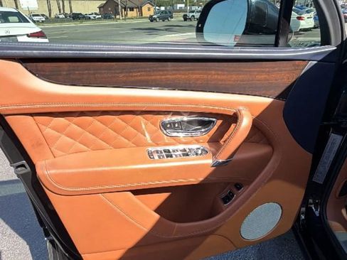 Used 2019 Bentley Bentayga AWD/4WD image 17