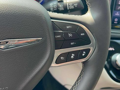 Used 2024 Chrysler Pacifica Limited FWD image 18