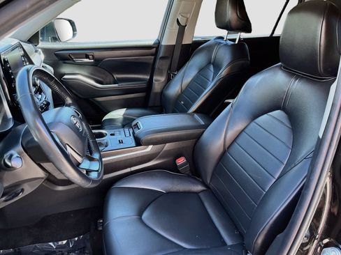 Used 2022 Toyota Highlander XLE AWD/4WD image 20