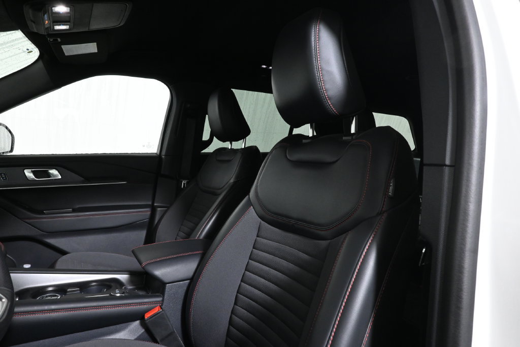 Used 2025 Ford Explorer ST-Line AWD/4WD image 5