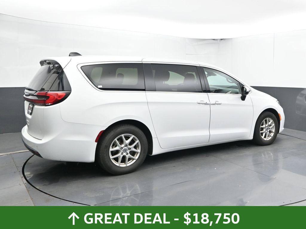 Used 2023 Chrysler Pacifica Touring-L FWD image 4