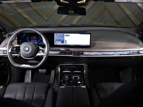 Used 2025 BMW i7 xDrive60 image 4