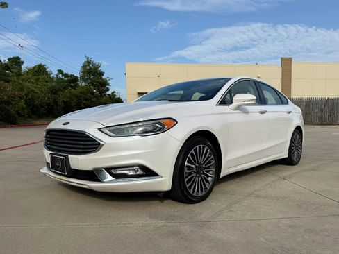 Used 2017 Ford Fusion SE w/ Fusion SE Technology Package FWD image 2