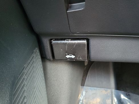 Certified 2025 Nissan Kicks SV image 22