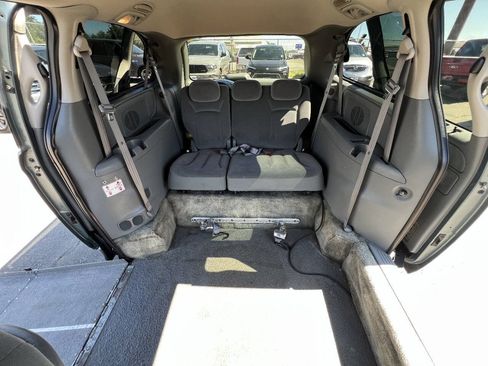 Used 2005 Chrysler Town & Country Touring FWD image 9
