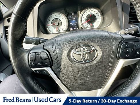Used 2016 Toyota Sienna SE Premium w/ Four Season Floor Mat Package FWD image 15