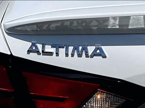 Used 2022 Nissan Altima 2.5 SL FWD image 9