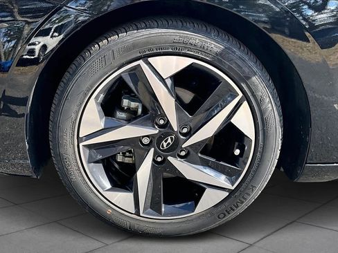 Used 2022 Hyundai Elantra Limited w/ Preferred Accessory Package image 10