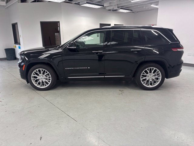 Used 2023 Jeep Grand Cherokee Summit w/ Luxury Tech Group V AWD/4WD image 5