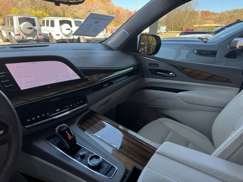 Used 2022 Cadillac Escalade Sport Platinum w/ LPO, ONYX Package image 17