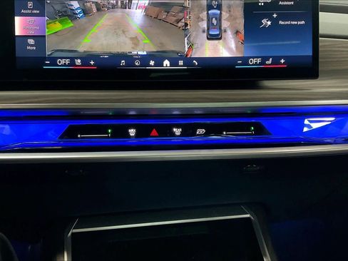 Used 2025 BMW 740i w/ Premium Package image 36