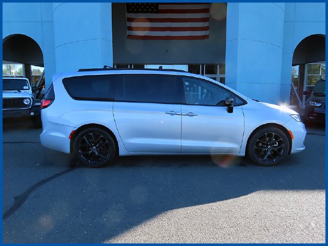 Used 2026 Chrysler Pacifica Limited w/ S Appearance Package FWD image 2