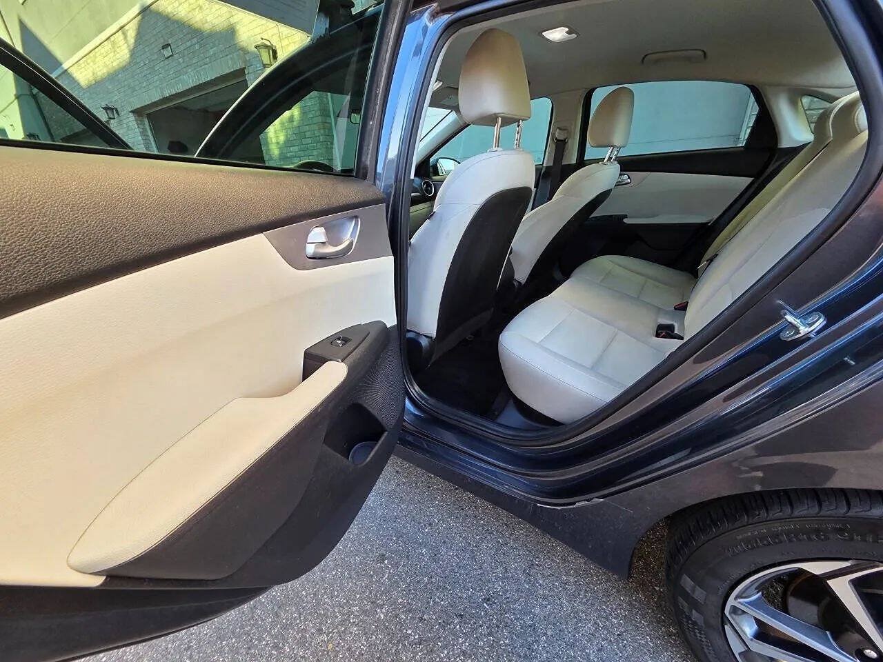 Used 2022 Kia Forte LXS w/ LXS Technology Package FWD image 23