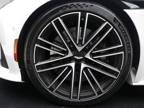 Used 2024 Aston Martin DB12 Convertible image 31