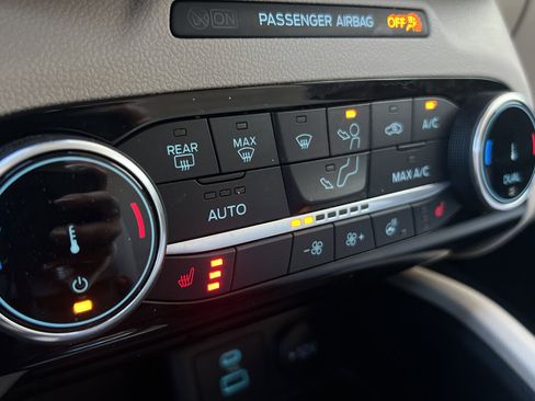 Used 2022 Ford Escape SE w/ SE Sport Appearance Package image 29