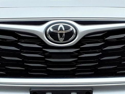 Used 2022 Toyota Highlander XLE image 4