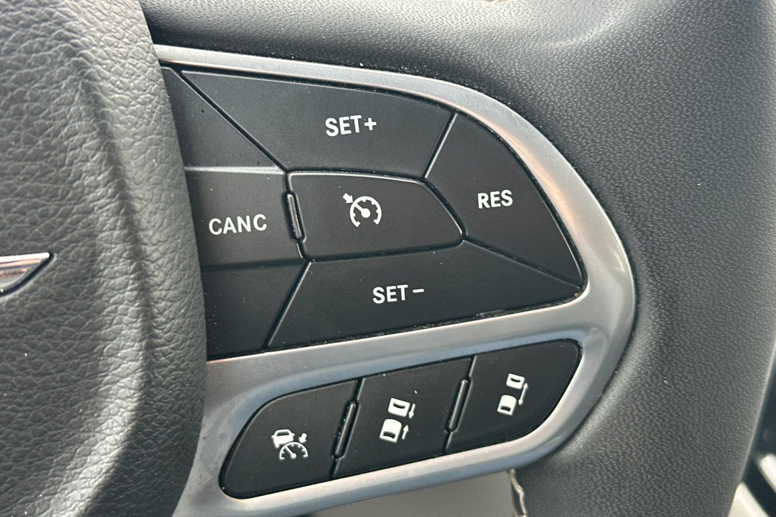 Used 2023 Chrysler Pacifica Touring-L FWD image 28