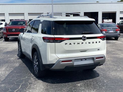 Certified 2023 Nissan Pathfinder SL w/ Black Appearance Package FWD image 9