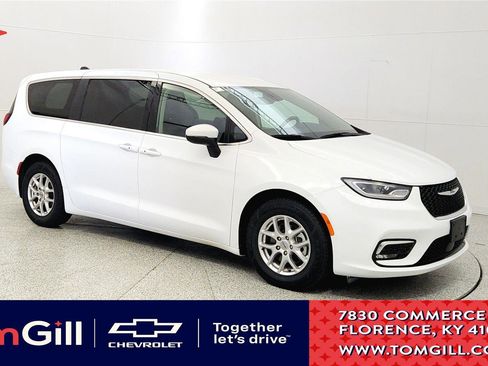 Used 2023 Chrysler Pacifica Touring-L FWD image 1