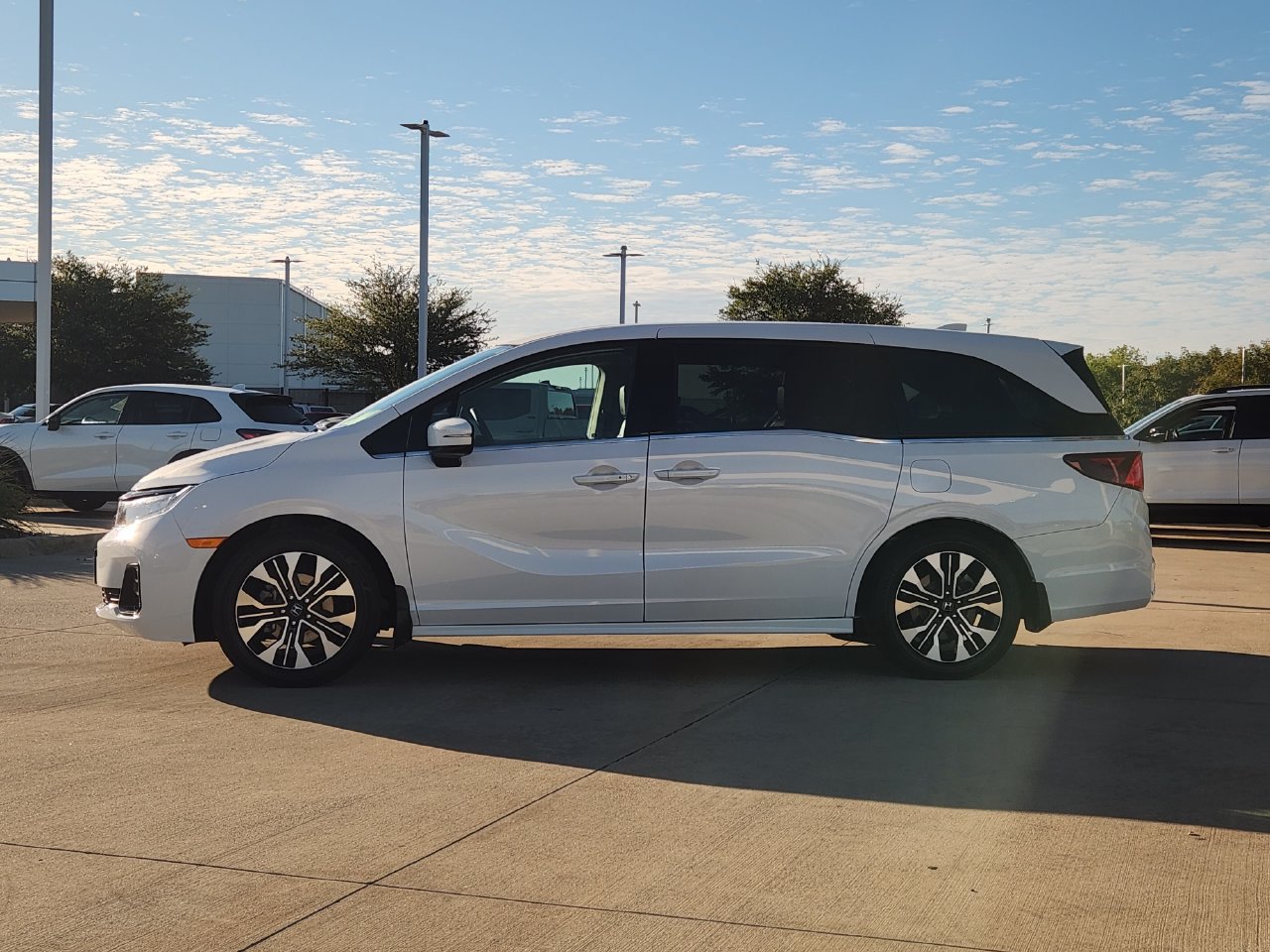 Used 2025 Honda Odyssey Elite image 4