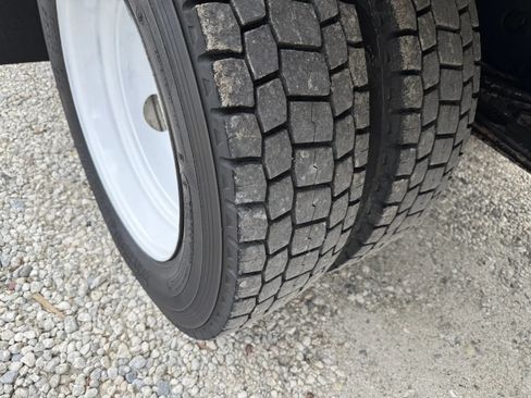 Used 2021 Isuzu NPR RWD image 9