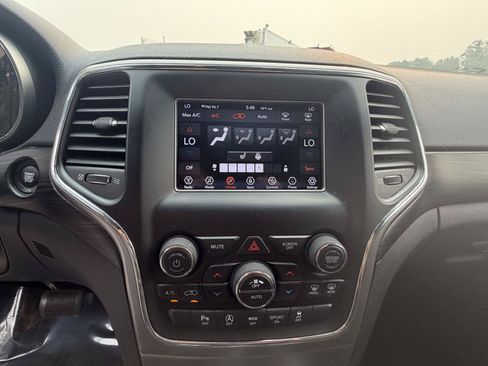 Used 2020 Jeep Grand Cherokee Laredo w/ Security & Convenience Group AWD/4WD image 21