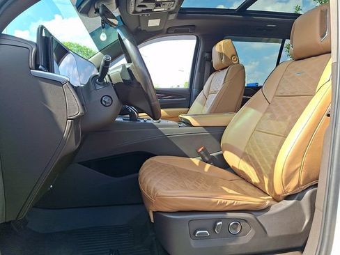 Used 2021 Cadillac Escalade Premium Luxury AWD/4WD image 13