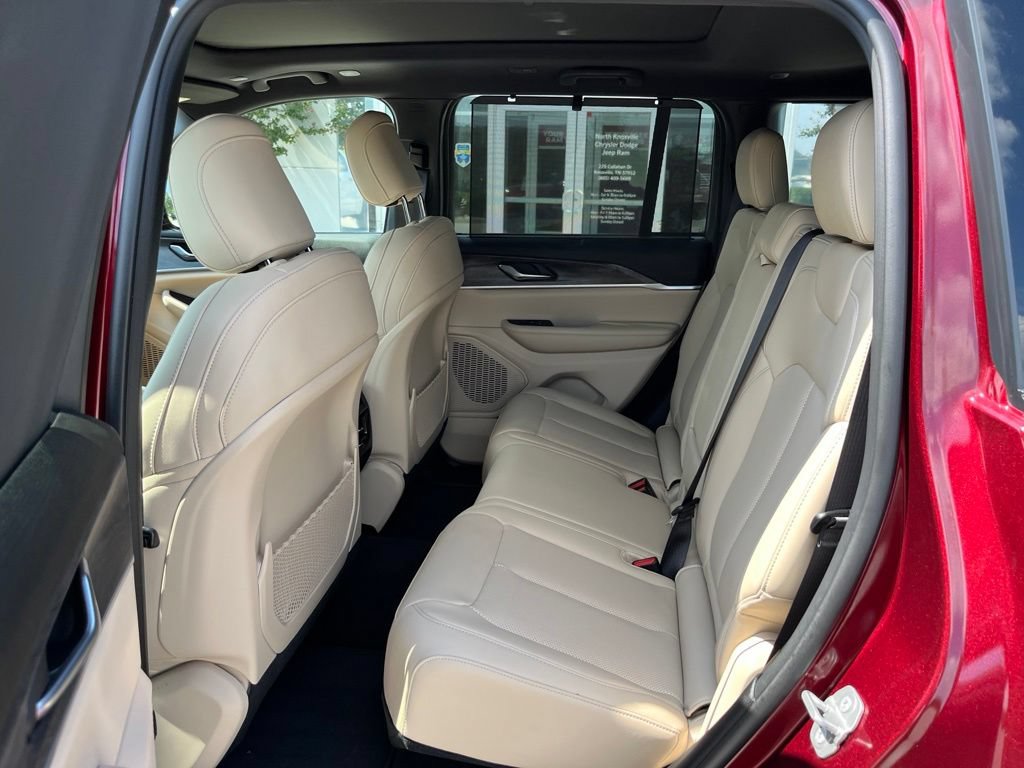 Used 2025 Jeep Grand Cherokee Limited w/ Luxury Tech Group II AWD/4WD image 16