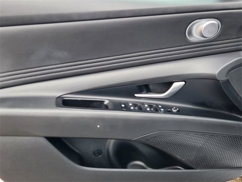Used 2025 Hyundai Elantra SEL image 22