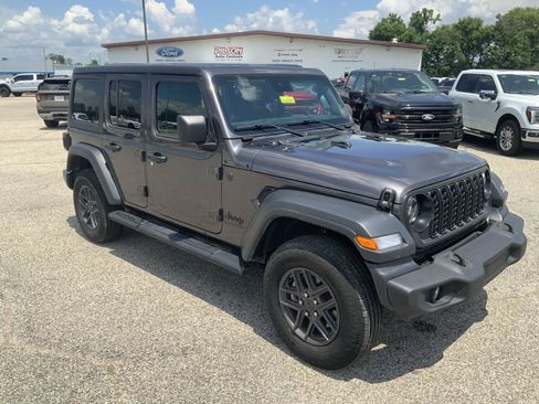 Used 2025 Jeep Wrangler Unlimited Sport AWD/4WD image 2
