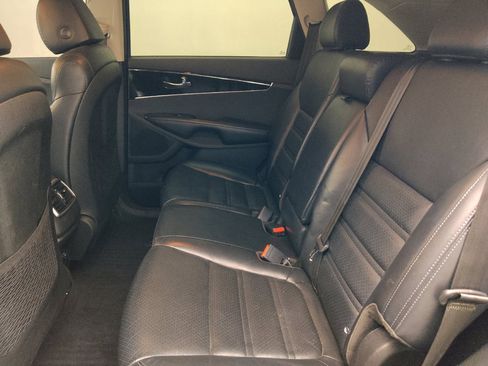 Used 2019 Kia Sorento EX FWD image 18