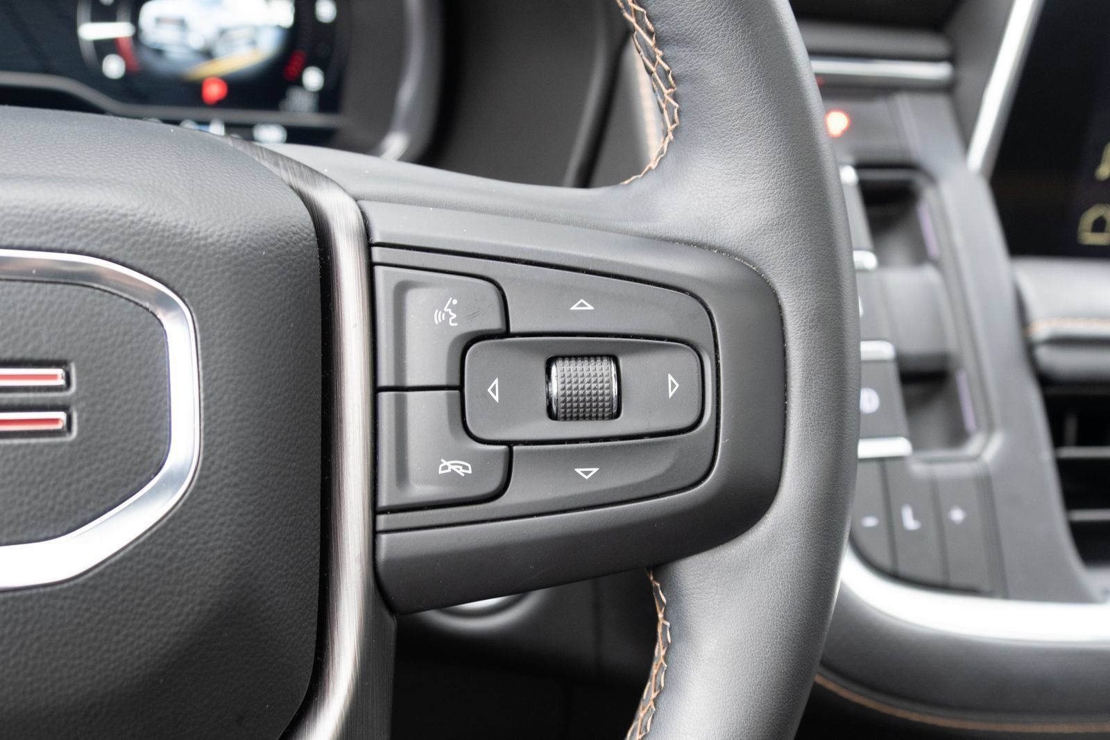 Used 2023 GMC Yukon AT4 w/ AT4 Premium Plus Package AWD/4WD image 8