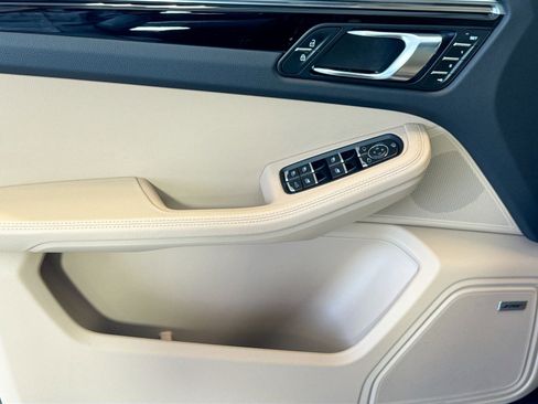 Certified 2025 Porsche Macan image 11